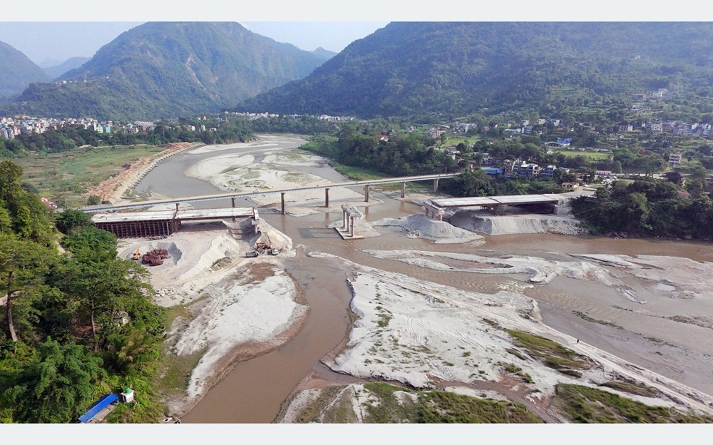 मादीनदी पुलको काम अन्तिम चरणमा