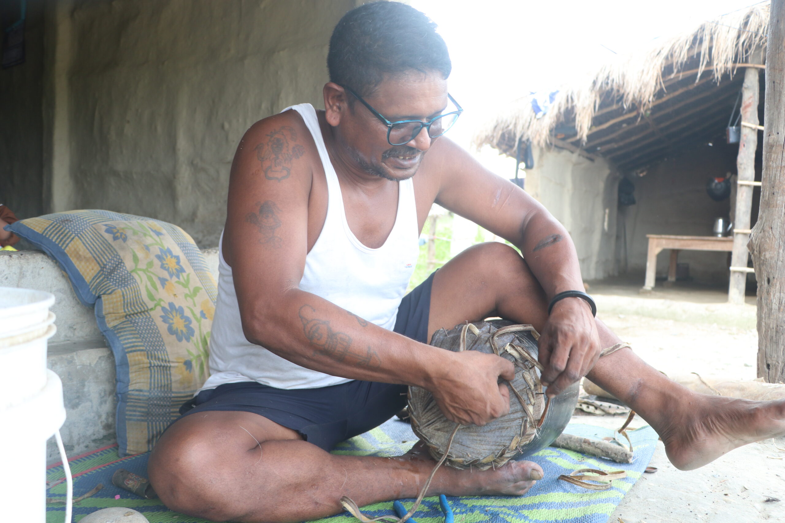 तिहारका लागि मादल बनाउन भ्याइनभ्याइ