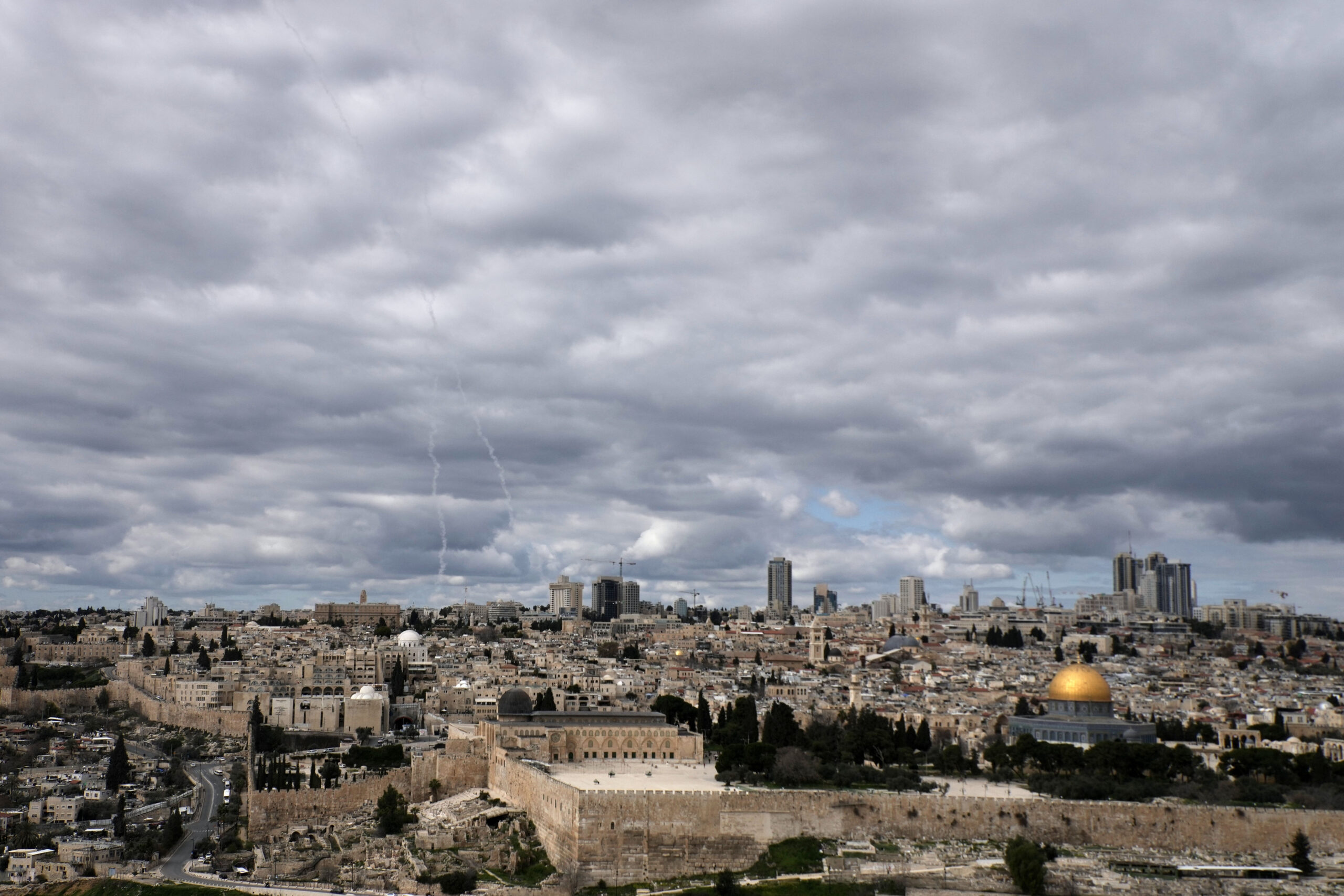 इरानले इजरायलमा क्षेप्यास्त्र प्रहार गरेपछि क्षेत्रीय तनाव उच्च स्तरमा